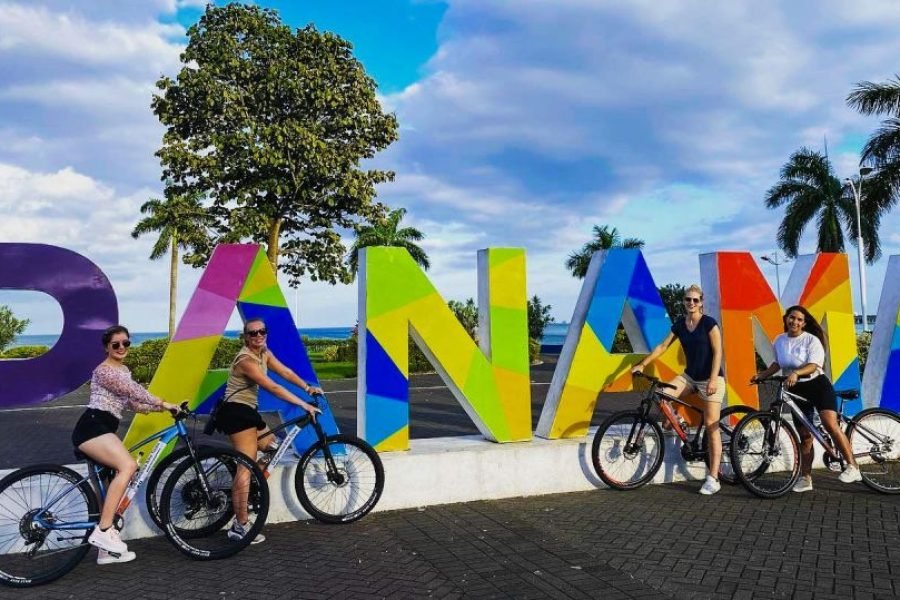 Tour en Bicicleta por el Casco Viejo y la Cinta Costera